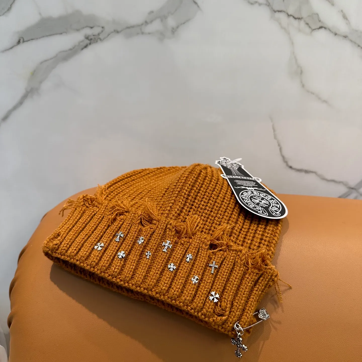 P60 🤍Chrome hearts new autumn and winter cross knitted hat🧶 One of the must-have hats in autumn and winter~ It really looks good on whoever wears it~, it is also a perfect match in black and white and gray in autumn~